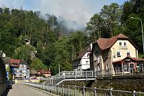Pondělní odpoledne 25. července v Hřensku. Obrovský požár lesa v Českém Švýcarsku už přišel i sem.