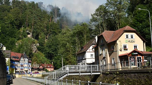Pondělní odpoledne 25. července v Hřensku. Obrovský požár lesa v Českém Švýcarsku už přišel i sem.