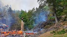 Na Tokáni hoří dvě historické chaty a les.