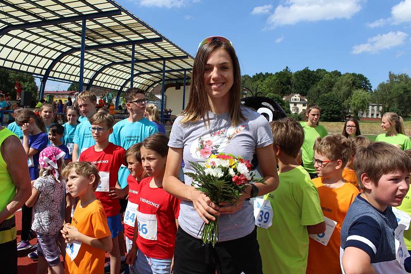 Slavnostní otevření atletického stadionu v Rumburku s účastí olympioničky Anežky Drahotové.