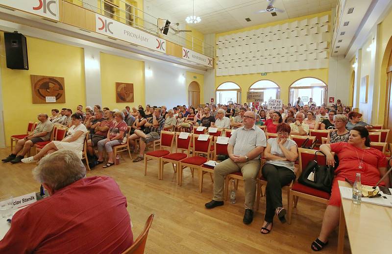 Ve čtvrtek se jednalo na veřejném zastupitelstvu v Rumburku o budoucnosti Lužické nemocnice.