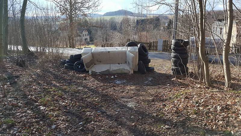 Lesík v Horním Jindřichově "zdobí" desítky pneumatik.