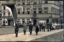 Sokolové před svým domovem (hotel Praha,dnešní Masarykovo náměstí).