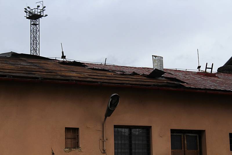 V děčínském depu urval vítr střechu.