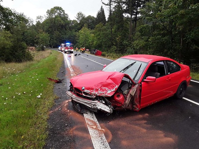Dopravní nehoda osobního auta s dodávkou u Jiřetína pod Jedlovou.