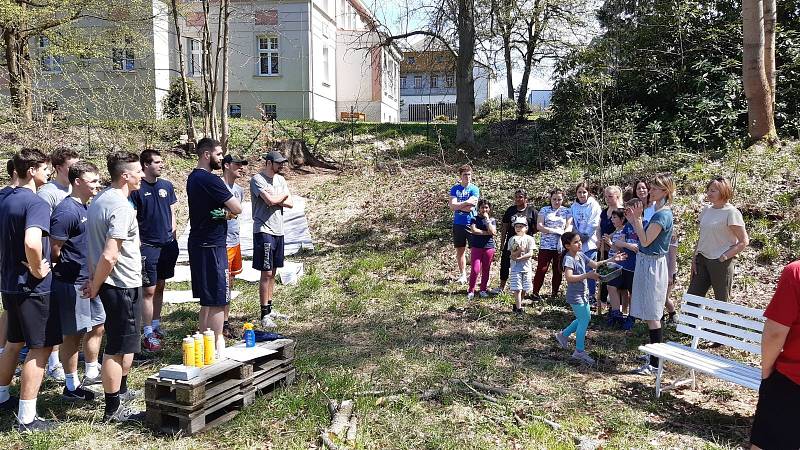 Basketbaloví Válečníci pomáhali v Dětském domově Krásná Lípa.