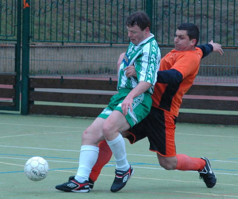 SEDM KULÍ JAKO V SARAJEVU. Slovanka KORADO SW (v zeleném) přejela Alcan hladce 7:0.