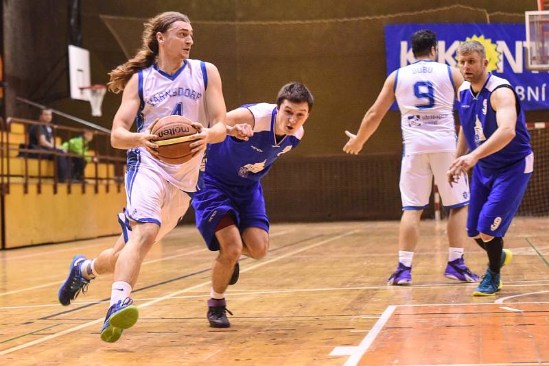 DALŠÍ PORÁŽKA. Basketbalisté Varnsdorfu (bílé dresy) prohráli s Domažlicemi.