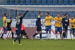 CENNÝ SKALP. Varnsdorf (tmavé dresy) porazil ligové Teplice 1:0.