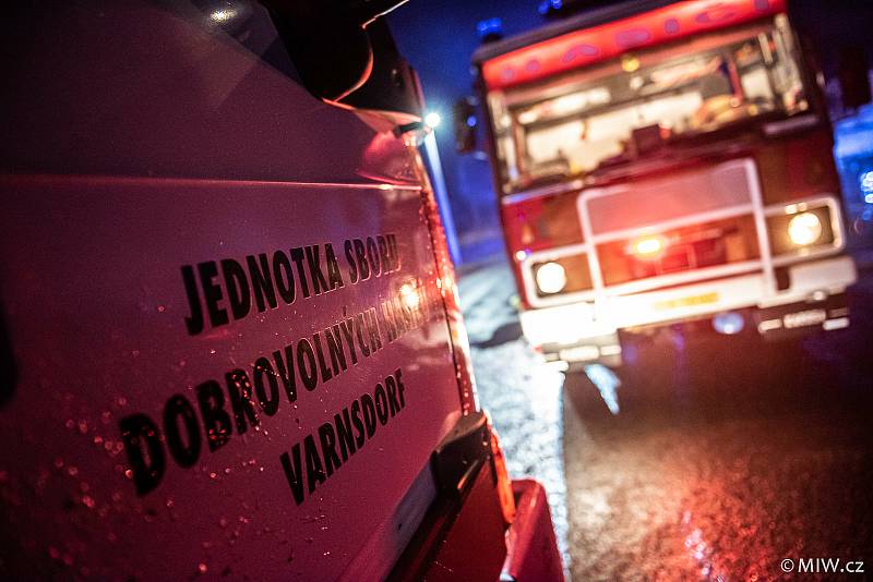 V Dolním Podluží shořelo šest osobních aut.