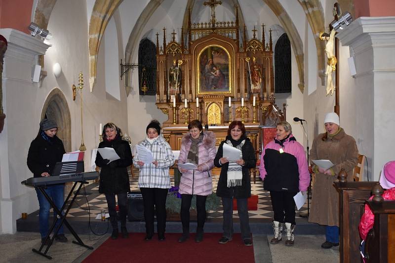 Letos se opět zpívaly koledy s Deníkem v Jedlce v kostele sv. Anny. Zazpívat si přišlo na 70 dospělých i dětí.
