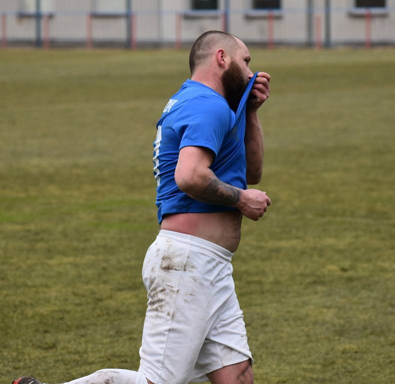 VÍTĚZSTVÍ. Fotbalisté Šluknova (v modrém) porazili Liběšice 4:1. Tři body věnovali nemocnému trenérovi Gallovi.