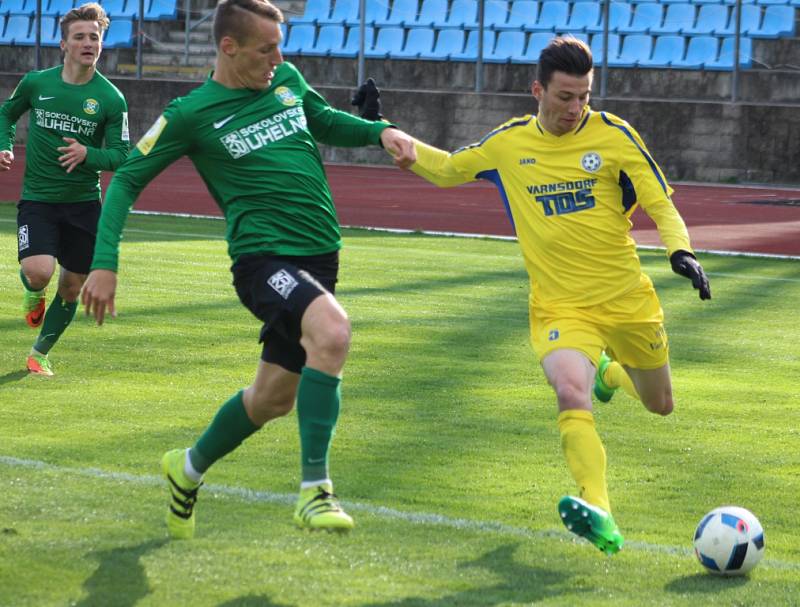 FOTBALISTÉ VARNSDORFU (ve žlutém dresu) přivítali doma Sokolov.