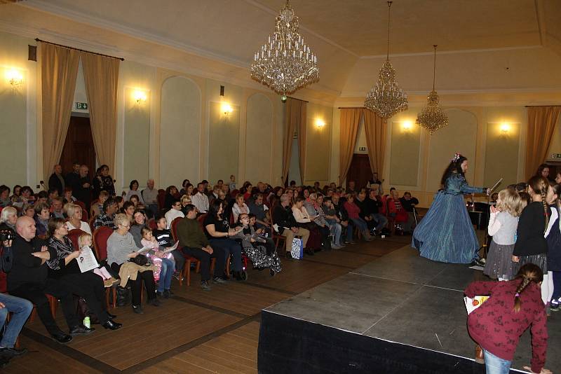 Na děčínský zámek si přišlo s Deníkem zazpívat koledy na 200 lidí.