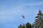 U Hřenska hoří na několika hektarech les, s hašením pomáhají vrtulníky.