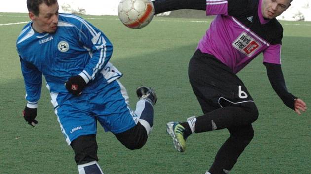 LÍDR NEZAVAHÁL. Česká Kamenice (v modrém) porazila 4:1 Přestanov.