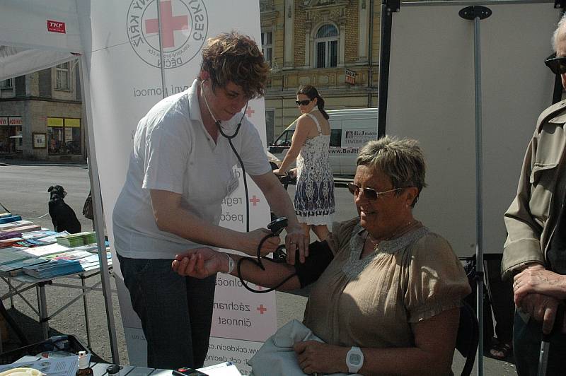 Děčínská pobočka České červeného kříže uspořádala v Děčíně na Husově náměstí zdravotní den.