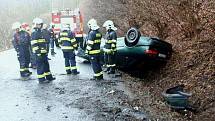 Řidička u Valkeřic obrátila  auto na střechu, zranila se