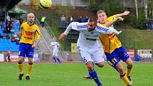 PADLI V ZÁVĚRU. Fotbalisté Varnsdorfu (ve žlutém) doma prohráli 0:1 se Znojmem.