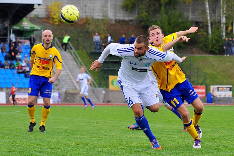 PADLI V ZÁVĚRU. Fotbalisté Varnsdorfu (ve žlutém) doma prohráli 0:1 se Znojmem.