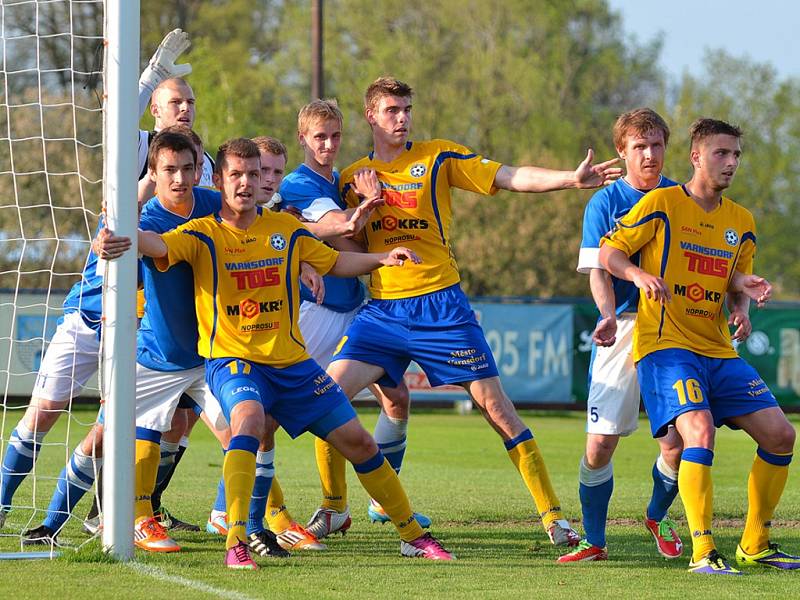 PORÁŽKU 0:3 si fotbalisté Varnsdorfu (ve žlutém) přivezli z Vlašimi.