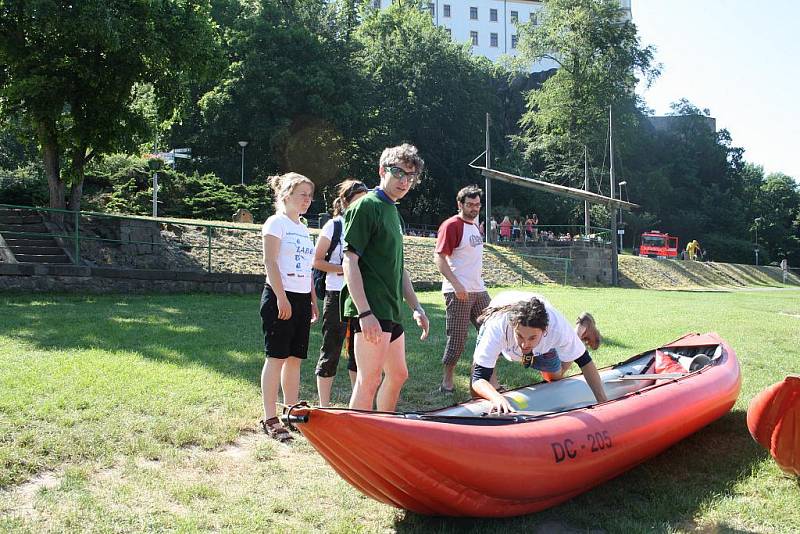 Na protest proti výstavbě plavebního stupně Děčín uspořádalo v úterý ekologické sdružení Arnika ve spolupráci s německou iniciativou Flussschwimmen plavbu několika odvážlivců z Děčína až do německých Drážďan.