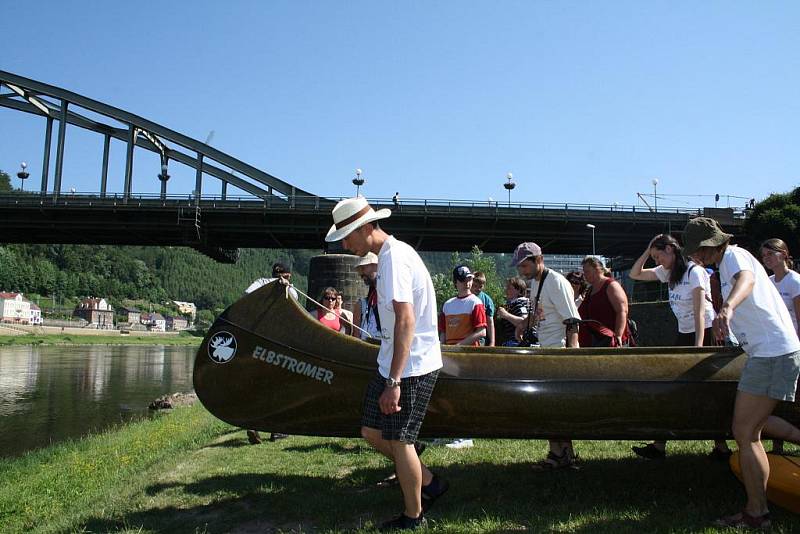 Na protest proti výstavbě plavebního stupně Děčín uspořádalo v úterý ekologické sdružení Arnika ve spolupráci s německou iniciativou Flussschwimmen plavbu několika odvážlivců z Děčína až do německých Drážďan.