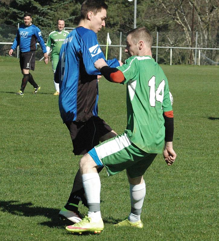 NEMĚLI ŠANCI. Heřmanov (v zeleném) doma prohrál s Chuderovem 0:3.