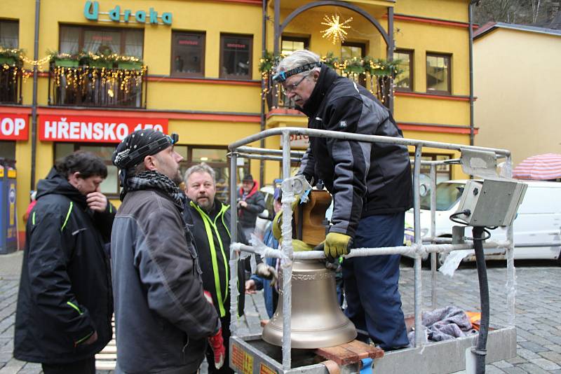 Hřensko má v kostele opět dva zvony.