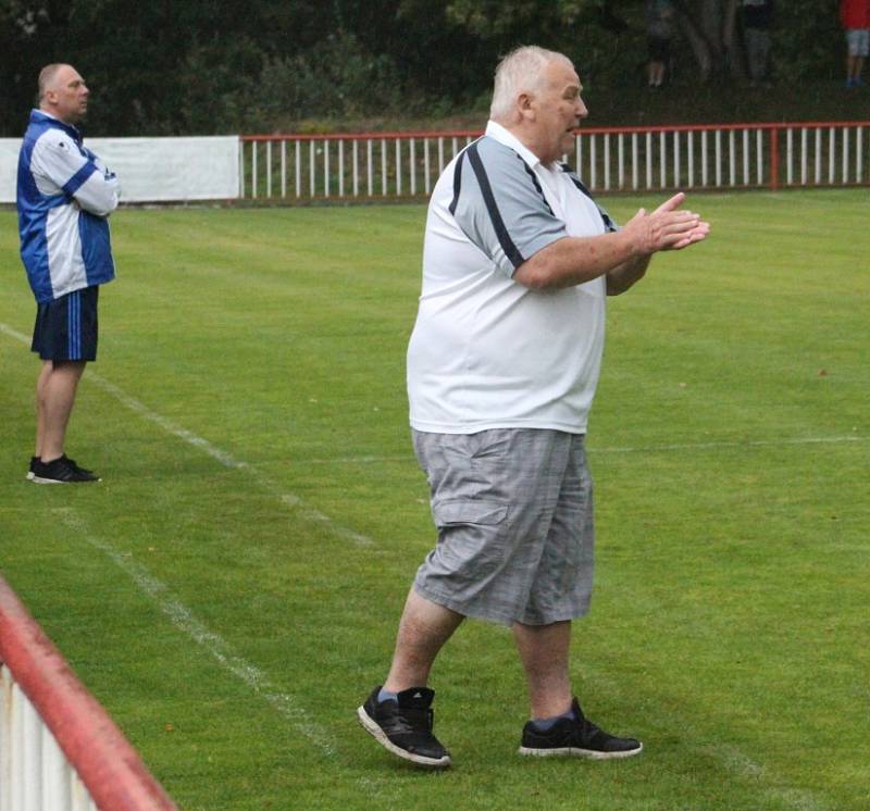 PORÁŽKA. Fotbalisté Modré (červené dresy) doma prohráli 1:3 se Srbicemi.