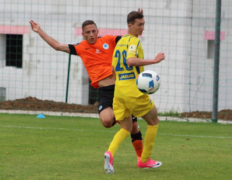 FOTBALISTÉ VARNSDORFU (ve žlutém) porazili juniorku Liberce 7:2. 