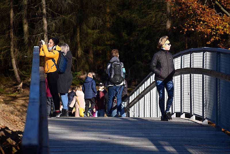 Turisté si dali sraz u nové lávky na Šébru, měli tam cíl hvězdicového pochodu.