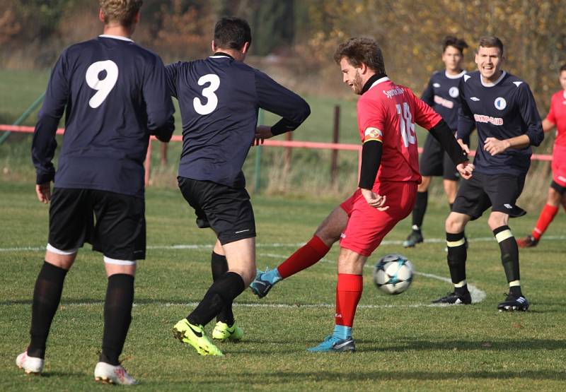 JASNÁ VÝHRA. Jiříkov (v červeném) doma porazil Dubí jasně 6:0.