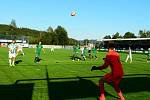 HUBENÉ VÍTĚZSTVÍ. Vilémov (pruhované dresy) doma porazil Perštejn 1:0.