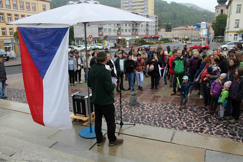 Za nezávislost justice demonstrovalo v Děčíně na 170 lidí.