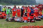Nácviku záchrany lidí z plného vlaku se na česko - německé hranici zúčastnili také záchranáři, hasiči a policisté z Čech.