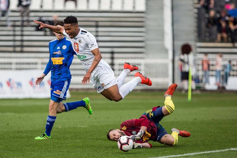 BRAVO! Varnsdorf (v modrém) vyhrál v Hradci Králové 1:0.