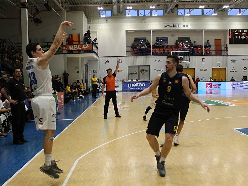 Zápas nadstavbové části basketbalové ligy mezi Děčínem a Opavou.