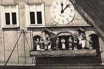 Orloj zdobil dům v tehdejší Kapelní, dnešní Nerudově, ulici v první polovině 20. století.