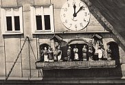 Orloj zdobil dům v tehdejší Kapelní, dnešní Nerudově, ulici v první polovině 20. století.