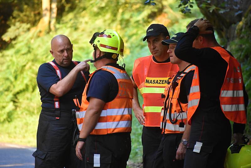 U Hřenska hoří na několika hektarech les, s hašením pomáhají vrtulníky.