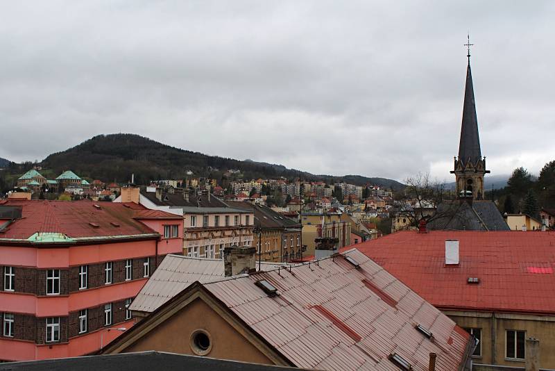 Prohlídka jedné z nejhonosnějších děčínských vil - Labského dvoru v Podmoklech, přilákala desítky návštěvníků.