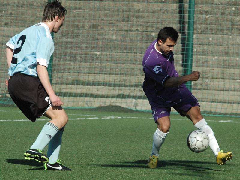 DALŠÍ VÝHRA. Junior Děčín (bledě modrá) porazil Krupku 5:4.