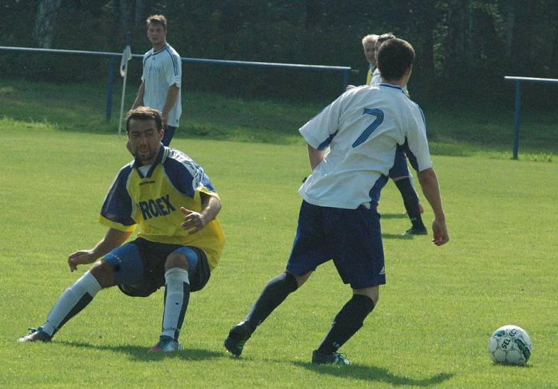 VÍTĚZSTVÍ ZŮSTALO DOMA. Aneb Česká Kamenice B (žluté dresy) doma porazila Chřibskou 4:1.