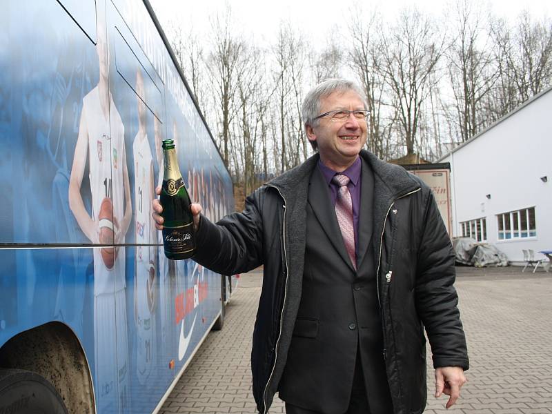 Autobus s basketbalisty jezdí po Děčíně.