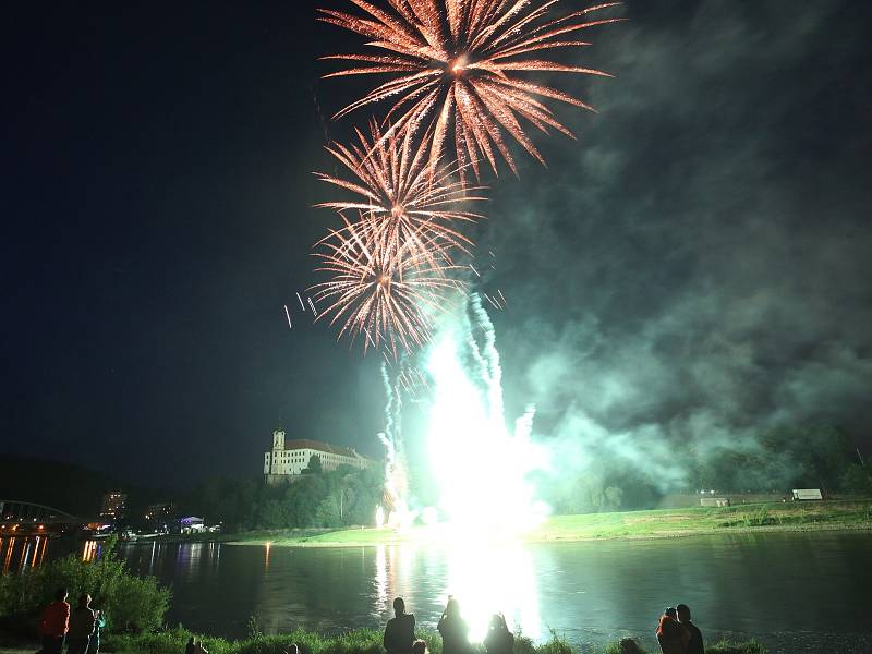 Děčínské slavnosti 2018 začaly velkolepým ohňostrojem.