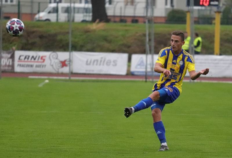 Varnsdorf (ve žlutém) porazil Třinec 1:0.