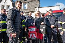 Dobrovolní hasiči z Mikulášovic mají nově defibrilátor.