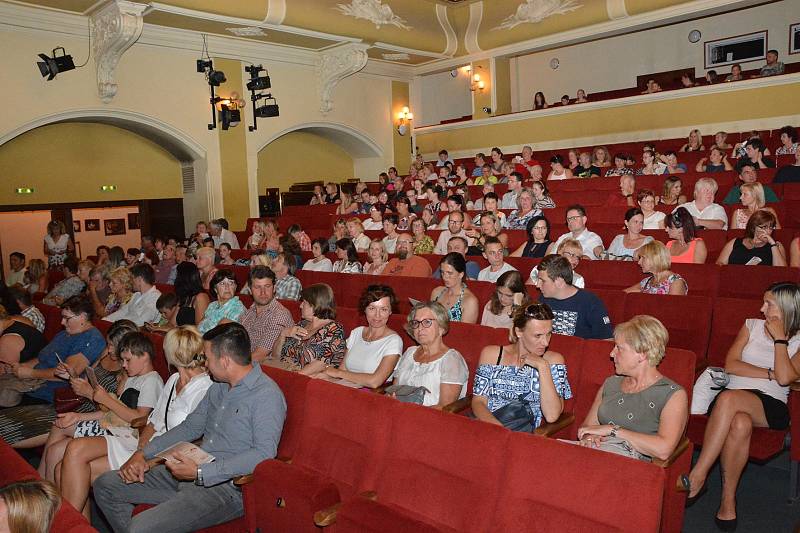 Každoroční přehlídka Studenti sobě opět proběhla v Městském divadle Děčín.