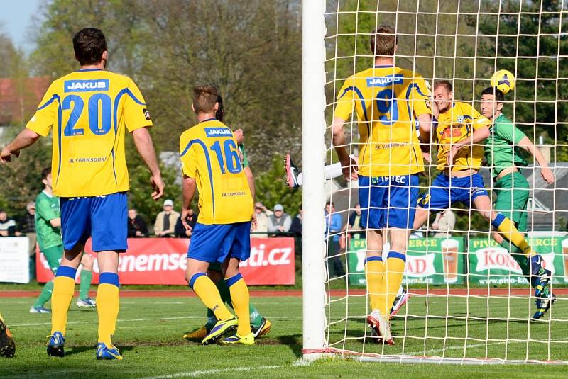 FOTBALISTÉ VARNSDORFU (ve žlutém) doma remizovali 2:2 s Vltavínem.